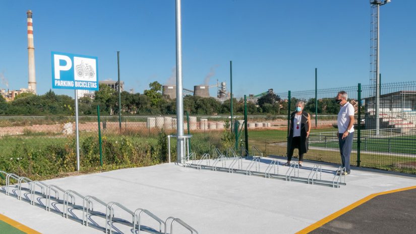 La alcaldesa de Polanco, Rosa Díaz Fernández, y el concejal de Obras, Avelino Rodríguez Muriedas, junto al primer aparcabicicletas instalado en Rinconeda