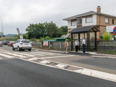 La alcaldesa de Polanco, Rosa Díaz Fernández, junto a los concejales de Barrios y Obras, Fernando Sañudo Pérez y Avelino Rodríguez Muriedas, visitando la nueva marquesina instalada en Requejada