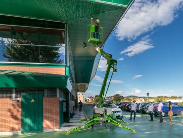 Los concejales de Obras, Barrios, Protección Civil e Igualdad, Avelino Rodríguez, Fernando Sañudo, Pedro Roca y María José Liaño, comprueban la instalación de las primeras cámaras de videovigilancia en el exterior del pabellón de Requejada