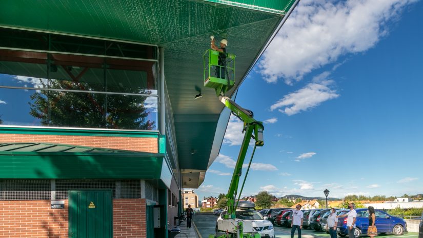 Los concejales de Obras, Barrios, Protección Civil e Igualdad, Avelino Rodríguez, Fernando Sañudo, Pedro Roca y María José Liaño, comprueban la instalación de las primeras cámaras de videovigilancia en el exterior del pabellón de Requejada