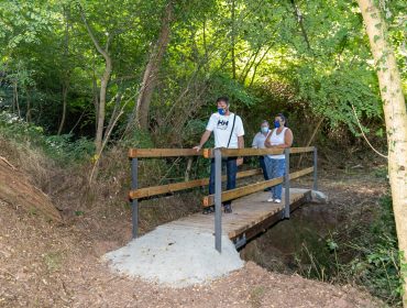 Los concejales de Medio Ambiente, Barrios y Empleo, Isabel Herrera Landeras, Fernando Sañudo Pérez y Pedro Roca Galnares, visitando el puente peatonal en el sendero al Pozo Tremeo