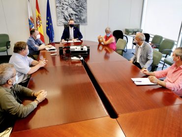 La alcaldesa de Polanco junto al consejero Guillermo Blanco y los regidores de Miengo y Suances