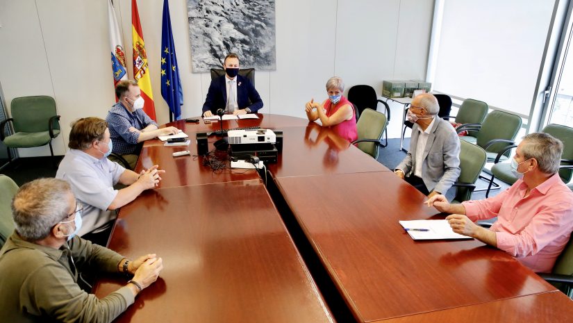 La alcaldesa de Polanco junto al consejero Guillermo Blanco y los regidores de Miengo y Suances