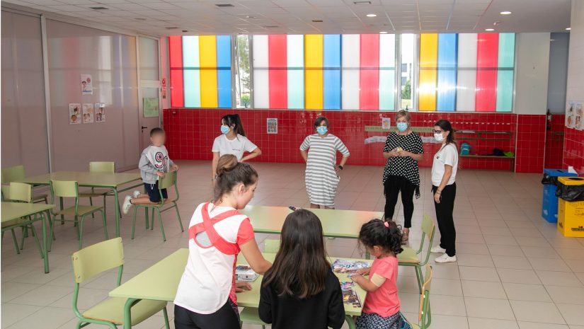 La alcaldesa, Rosa Díaz Fernández, y la concejal de Educación, Alicia Martínez Bustillo, en una reciente visita a las actividades escolares de verano