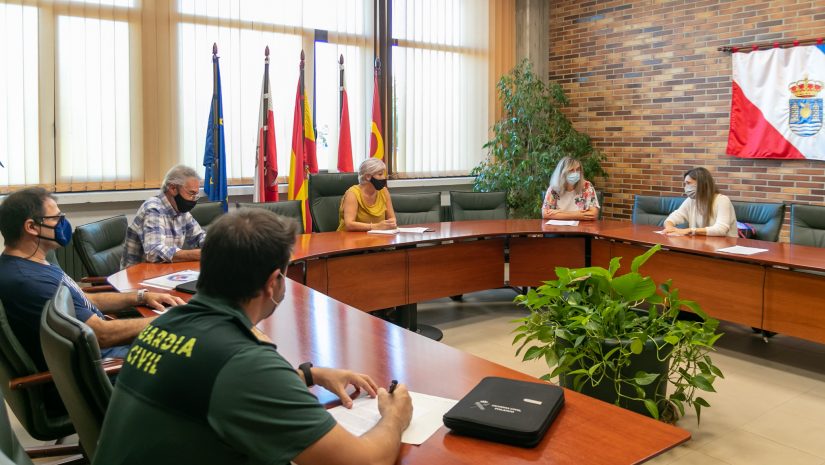 La alcaldesa preside la reunión de trabajo de coordinación para mejorar el funcionamiento del centro de salud de Polanco