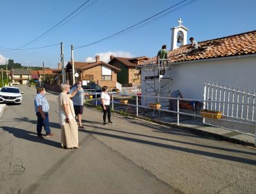 La alcaldesa y los concejales de Barrios y Cultura junto a vecinos asisten al inicio de los trabajos de reparación de la cubierta en la ermita de San Elías