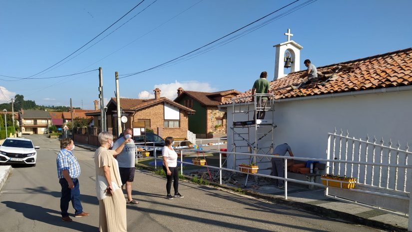 La alcaldesa y los concejales de Barrios y Cultura junto a vecinos asisten al inicio de los trabajos de reparación de la cubierta en la ermita de San Elías