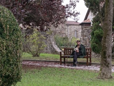 Un actor teatraliza a Pereda leyendo en el jardín de su casa en el centro de Polanco