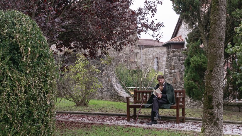 Un actor teatraliza a Pereda leyendo en el jardín de su casa en el centro de Polanco