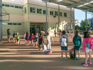 Niños esperan para acceder al colegio Pérez Galdós, de Requejada, cuya limpieza y desinfección se ha reforzado