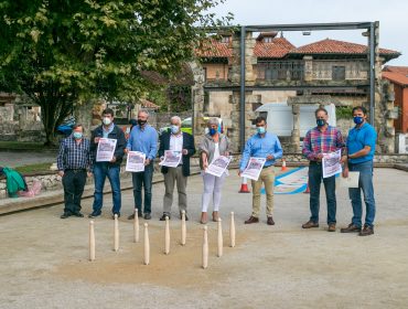 Representantes del Ayuntamiento y de las FCB y FEB en el corro de Polanco donde se disputará la final del Campeonato