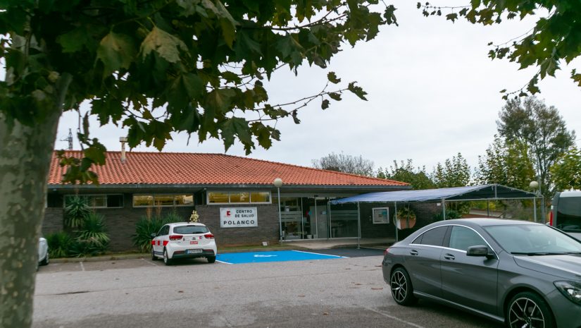 Edificio actual del centro de salud de Polanco, que la Consejería de Sanidad prevé ampliar para atender la demanda