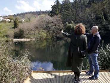 Visitantes observando el Pozo Tremeo