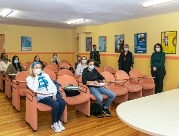 La alcaldesa y la concejal de Igualdad en su visita a las mujeres participantes en la actividad