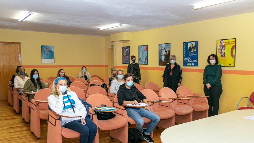 La alcaldesa y la concejal de Igualdad en su visita a las mujeres participantes en la actividad