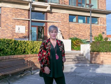 La alcaldesa de Polanco, Rosa Díaz Fernández, frente al edificio del Ayuntamiento