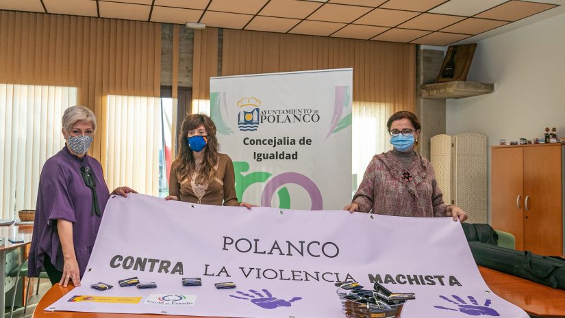 La alcaldesa, Rosa Díaz Fernández; la concejal de Mujer, María José Liaño García; y la directora de Códice Cantabria, Montserrat Peña, en la presentación de la campaña
