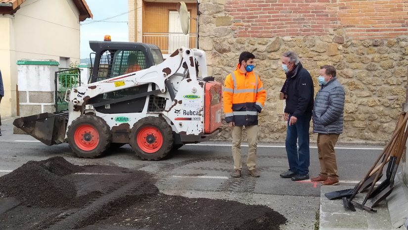 Los concejales de Obras y Barrios, Avelino Rodríguez Muriedas y Fernando Sañudo Pérez, durante su visita a una de las zonas que se está asfaltando