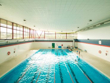 Usuarios en la piscina existente en el pabellón polideportivo de Requejada