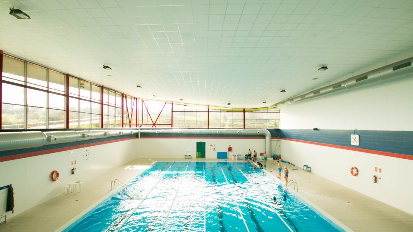 Usuarios en la piscina existente en el pabellón polideportivo de Requejada