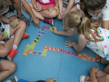 Niños en una actividad lúdica organizada por el Ayuntamiento en colegio Pérez Galdós