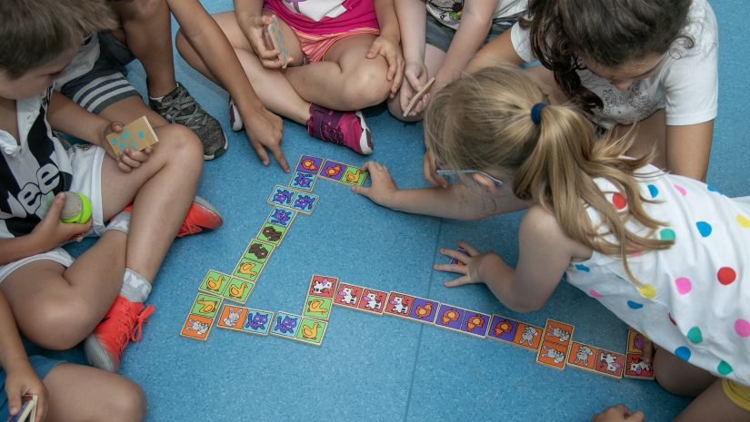 Niños en una actividad lúdica organizada por el Ayuntamiento en colegio Pérez Galdós