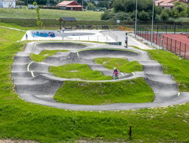 Niños en la pista de pump track de Requejada, una de las instalaciones que se reabren