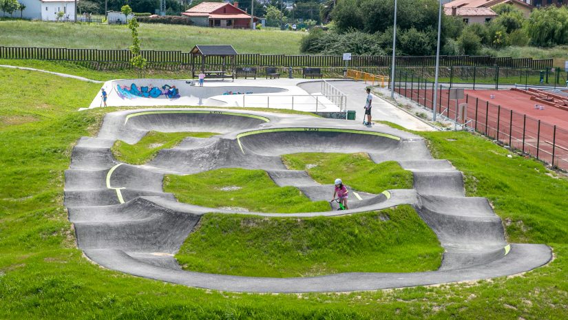 Niños en la pista de pump track de Requejada, una de las instalaciones que se reabren