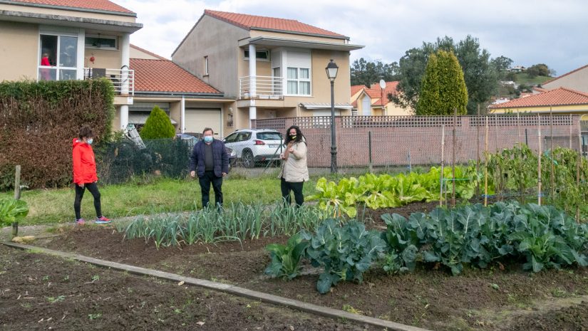 Los concejales de Medio Ambiente, Barrios e Igualdad en una visita a los huertos para comprobar el estado de las instalaciones