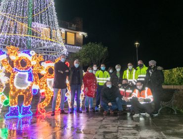 La alcaldesa junto a los voluntarios de Protección Civil, concejales y personas municipal en el encendido del alumbrado navideño