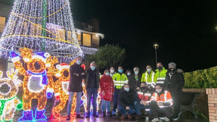 La alcaldesa junto a los voluntarios de Protección Civil, concejales y personas municipal en el encendido del alumbrado navideño