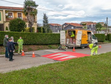 La alcaldesa, Rosa Díaz Fernández, y los concejales de Obras y Barrios, Avelino Rodríguez Muriedas y Fernando Sañudo Pérez, visitado una de las zonas donde se llevan a cabo los trabajos