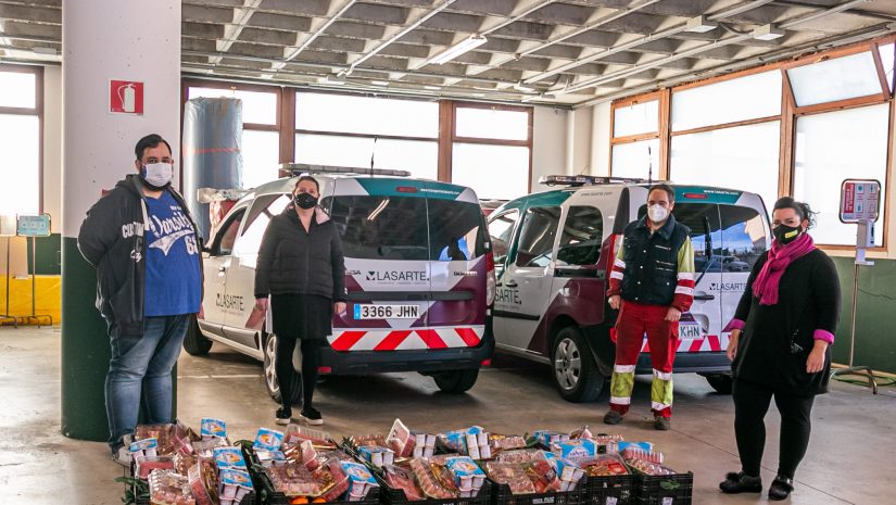 La concejal de Servicios Sociales, Isabel Herrera Landeras, recibe una donación de alimentos por parte de representantes de la empresa Lasarte