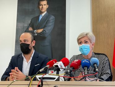 La alcaldesa de Polanco, Rosa Díaz, y el de Torrelavega, Javier López Estrada, presentando el convenio para ampliar el Torrebus