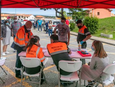 Voluntarios de Protección Civil realizando una actuación