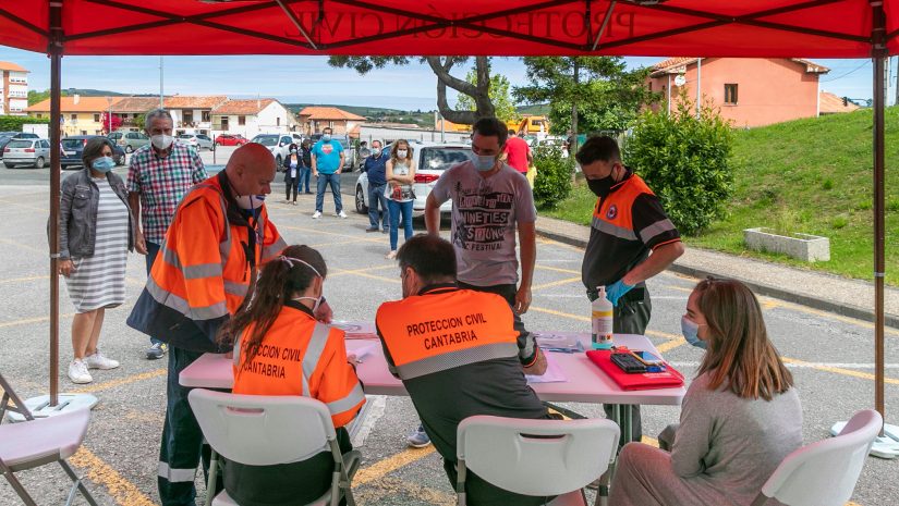 Voluntarios de Protección Civil realizando una actuación