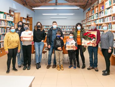Ganadores de las cestas de la iniciativa "Leer tiene premio" promovida por la biblioteca municipal de Polanco