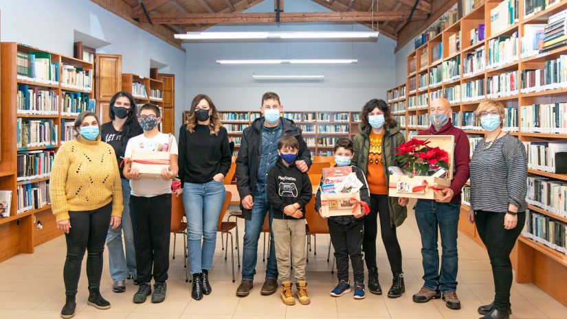 Ganadores de las cestas de la iniciativa "Leer tiene premio" promovida por la biblioteca municipal de Polanco