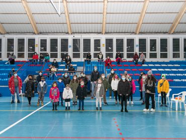 Autoridades y niños ganadores del concurso de postales navideñas convocado por el Ayuntamiento de Polanco