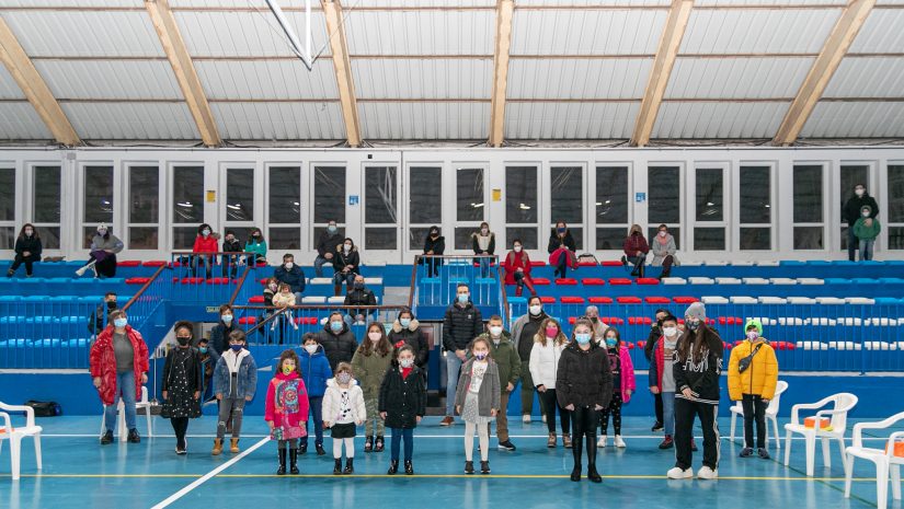 Autoridades y niños ganadores del concurso de postales navideñas convocado por el Ayuntamiento de Polanco