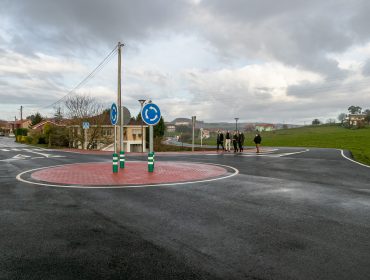 La alcaldesa de Polanco, Rosa Díaz Fernández, y el director de Solvay, Jorge Oliveira, junto a los concejales de Obras y Barrios, Avelino Rodríguez Muriedas y Fernando Sañudo Pérez, visitando la carretera abierta al tráfico