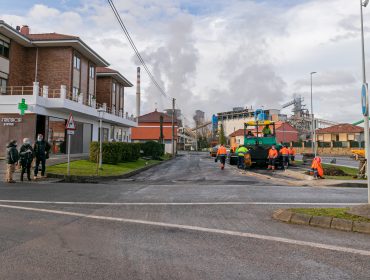 La alcaldesa de Polanco, Rosa Díaz Fernández, y los concejales de Obras y Barrios, Avelino Rodríguez Muriedas y Fernando Sañudo Pérez, visitando los trabajos de asfaltado