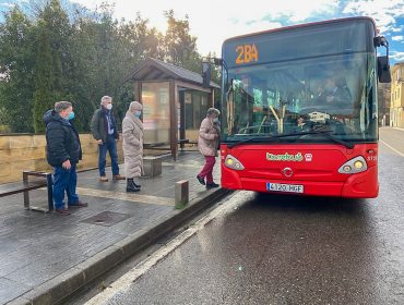 Rosa Díaz Fernández y concejales comprueban el uso del Torrebus por parte de los primeros viajeros en la parada situada en el centro de Polanco