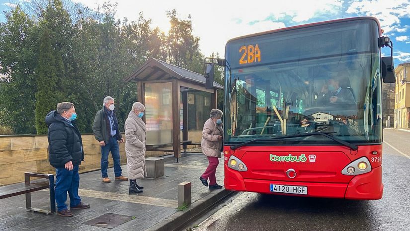 Rosa Díaz Fernández y concejales comprueban el uso del Torrebus por parte de los primeros viajeros en la parada situada en el centro de Polanco