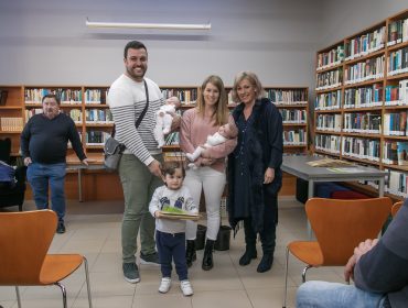 (Archivo) La alcaldesa en la entrega de árboles a las familias que ha tenido niños en el último año