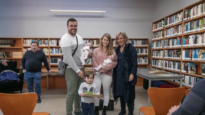 (Archivo) La alcaldesa en la entrega de árboles a las familias que ha tenido niños en el último año