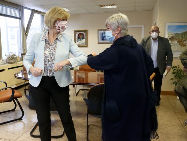 La consejera de Educación y Formación Profesional, Marina Lombó, junto a la alcaldesa de Polanco, Rosa Díaz