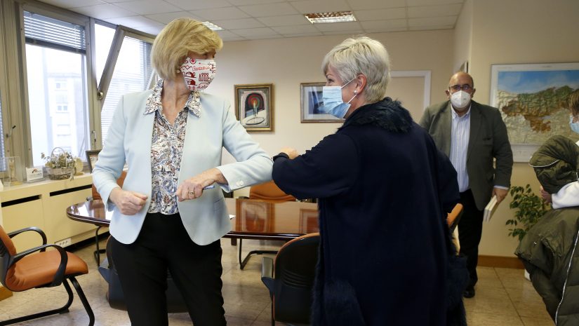 La consejera de Educación y Formación Profesional, Marina Lombó, junto a la alcaldesa de Polanco, Rosa Díaz