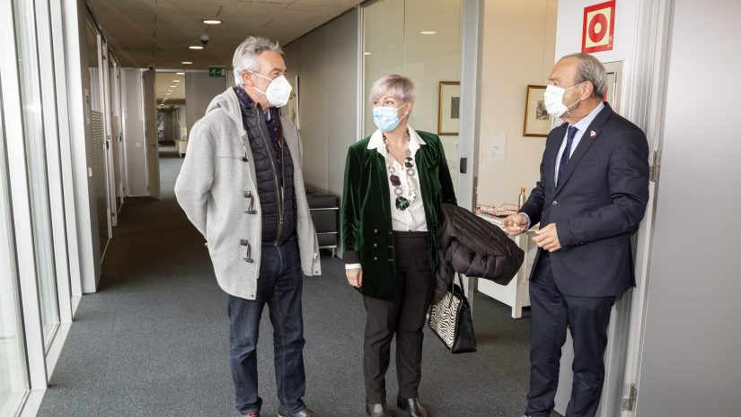Marcano (derecha), saluda a la alcaldesa, Rosa Díaz y al concejal Avelino Rodríguez