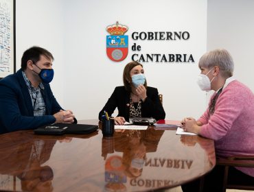 La consejera con la alcaldesa y el concejal de Protección Civil